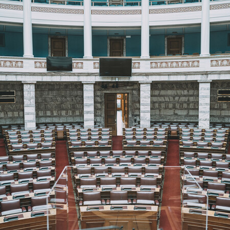 Μια βόλτα μέσα στην άδεια Βουλή των Ελλήνων