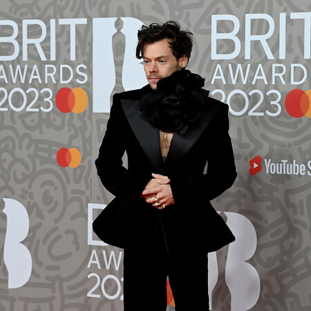 Brit Awards: Εντυπωσίασε ο Χάρι Στάιλς με βελούδινο κοστούμι και κορσάζ-γίγας -Η εκκεντρική εμφάνιση του Σαν Σμιθ