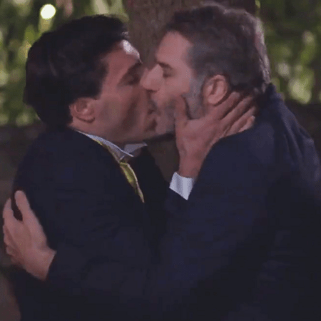 «Σέρρες»: Το φιλί του Αλέξανδρου Μπουρδούμη στον συμπρωταγωνιστή του- «Η αγάπη στο τέλος πάντα θα νικήσει»