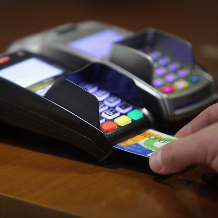 ΙΟΒΕ: Οι συναλλαγές με κάρτες ξεπέρασαν σε αξία τις αναλήψεις μετρητών
