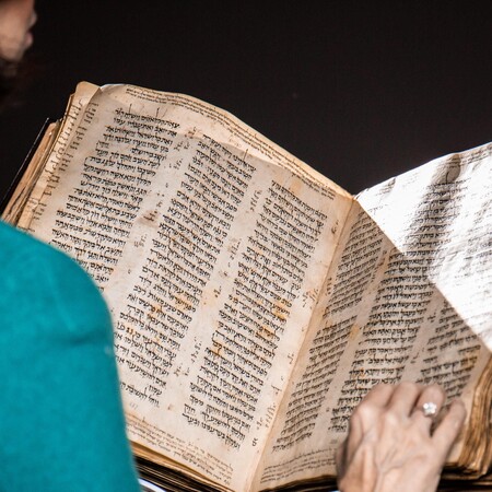 Η αρχαιότερη εβραϊκή Βίβλος έγινε το πιο ακριβό χειρόγραφο στον κόσμο