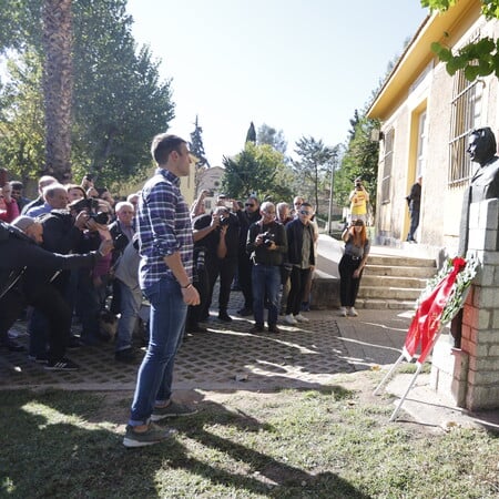 Στέφανος Κασσελάκης: Κατέθεσε στεφάνι στο μνημείο του ΕΑΤ-ΕΣΑ