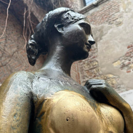 Το άγαλμα της Ιουλιέτας στη Βερόνα υπέστη ζημιές από τους τουρίστες