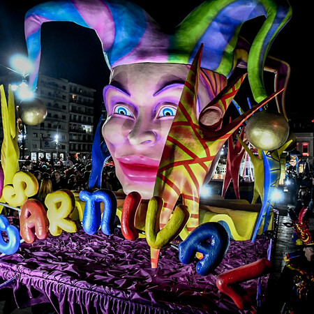 Καρναβάλι της Πάτρας: Τα άρματα στους δρόμους για την πρώτη νυχτερινή παρέλαση 