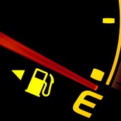 Αυτοκίνητα: Πόσα χιλιόμετρα μπορείτε να κάνετε με αναμμένο το λαμπάκι της βενζίνης