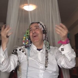 O Άγγελος Παπαδημητρίου διαβάζει ελληνική ποίηση με μουσική του Μάνου Χατζιδάκι