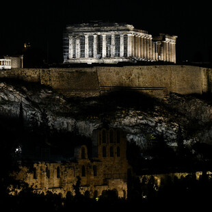 Εικόνες: Ιστορικά κτήρια της Αθήνας βυθίστηκαν στο σκοτάδι για την Ώρα της Γης