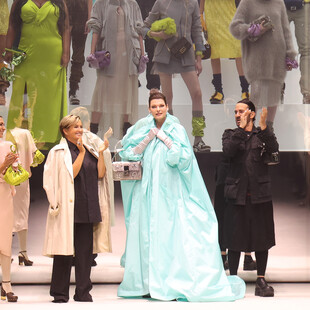Η Λίντα Εβαντζελίστα επέστρεψε πανηγυρικά στην πασαρέλα για την Εβδομάδα Μόδας στη Νέα Υόρκη