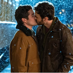 10 LGBTQ+ χριστουγεννιάτικες ταινίες για να μπείτε στο πνεύμα των γιορτών