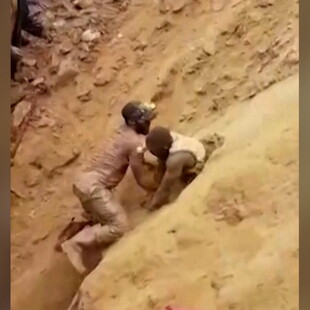 Κονγκό: Άντρες σκάβουν με τα χέρια τους για να απεγκλωβίσουν ανθρακωρύχους