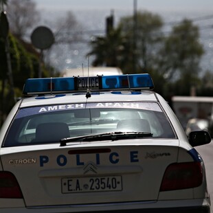 Ελευσίνα: Ληστές εισέβαλαν με όχημα σε κατάστημα των ΕΛΤΑ