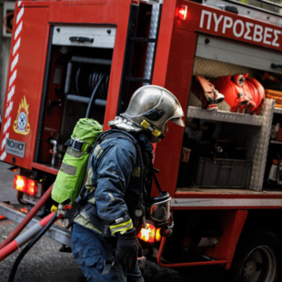Άγιος Παντελεήμονας: Φωτιά σε κτίριο στην Αχαρνών- Κάηκε κατάστημα ηλεκτρικών ειδών