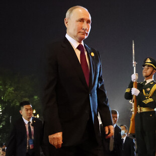 Από τον Πούτιν στον Μασκ: η δημιουργία ενός σύγχρονου ολιγάρχη