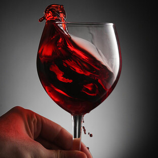 Βρέθηκε εξήγηση για τον πονοκέφαλο από κόκκινο κρασί- Και δεν είναι η ποσότητα