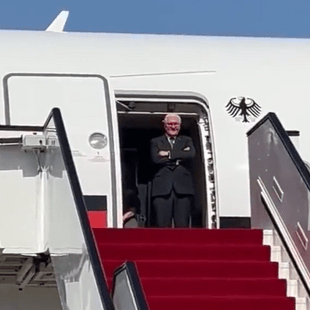 Κατάρ: Ο Γερμανός πρόεδρος περίμενε μισή ώρα στη σκάλα του αεροπλάνου 