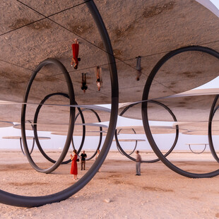 Ο καλλιτέχνης Olafur Eliasson αναμετράται με το αχανές έργο τέχνης του με καθρέφτες στην έρημο του Κατάρ