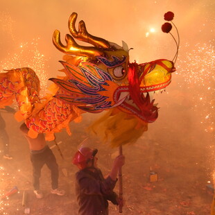 Το Φεστιβάλ Φαναριών σε χώρες τις Ασίας καλωσόρισε τη Χρονιά του Δράκου
