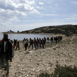 Η συμφωνία Μελόνι - Χαφτάρ «πνίγει» τη Γαύδο με μετανάστες από Λιβύη