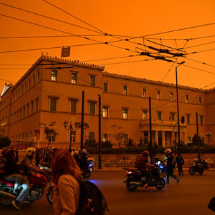 Αφρικανική σκόνη: «Τα μνημεία της Αθήνας θυμίζουν σκηνές από τον Άρη»- Τι γράφουν τα διεθνή ΜΜε