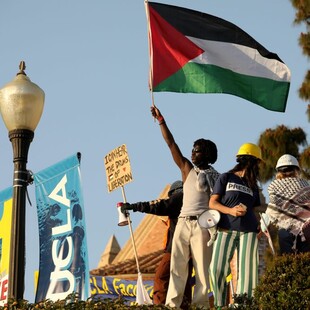 Υπό αστυνομική πολιορκία βρίσκεται το UCLA στο πλαίσιο των φιλοπαλαιστινιακών κινητοποιήσεων 